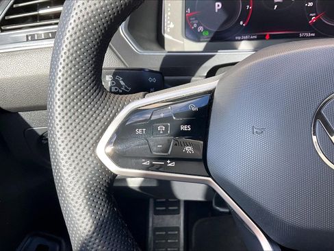 Certified 2022 Volkswagen Tiguan SEL R-Line image 18