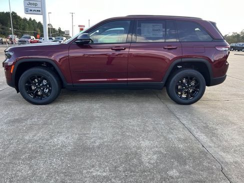 New 2025 Jeep Grand Cherokee Altitude image 4