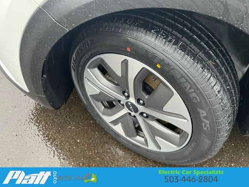 Used 2022 Kia Niro EX image 19