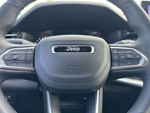 Used 2025 Jeep Compass Limited image 29