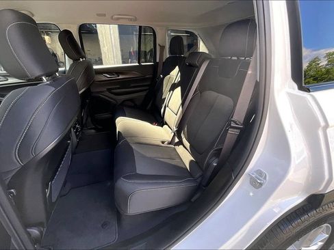 Used 2023 Jeep Grand Cherokee Laredo w/ Luxury Tech Group I AWD/4WD image 25