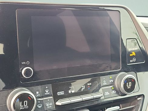 Used 2023 Toyota Highlander L FWD image 14
