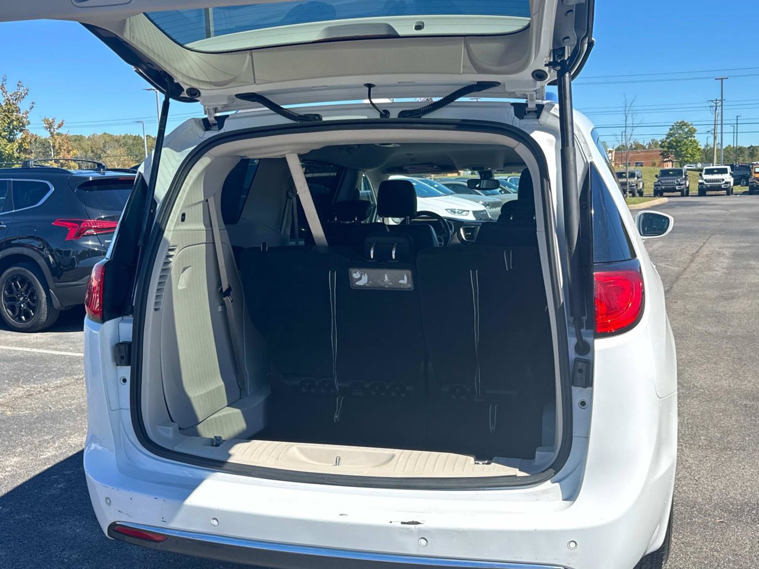 Used 2019 Chrysler Pacifica Touring-L FWD image 16