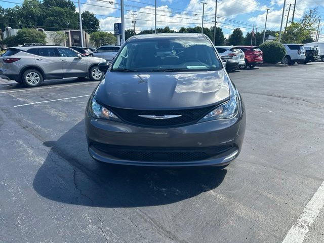 Used 2023 Chrysler Voyager LX FWD image 2