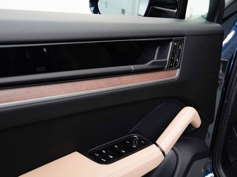 Certified 2025 Porsche Cayenne Coupe AWD/4WD image 10