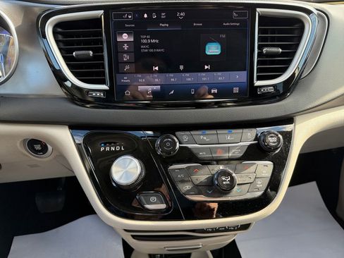 Used 2024 Chrysler Pacifica Touring-L image 20