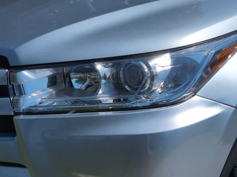 Used 2019 Toyota Highlander XLE AWD/4WD image 6