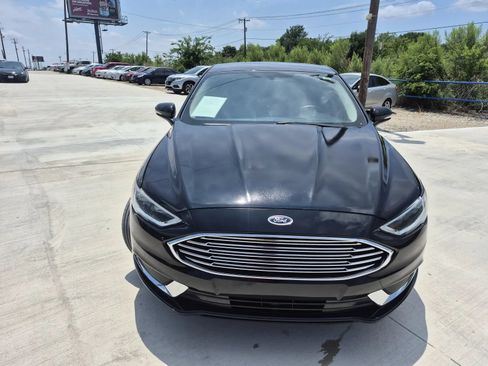 Used 2018 Ford Fusion SE w/ Fusion SE Technology Package FWD image 3