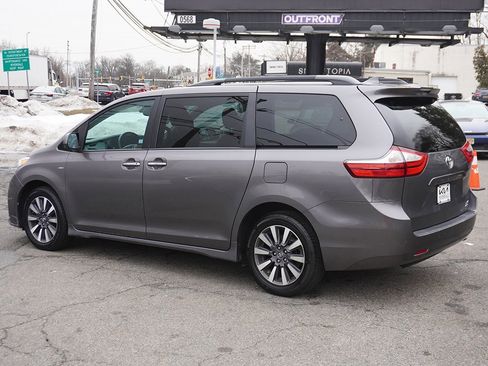 Used 2018 Toyota Sienna XLE w/ XLE Navigation Package image 11