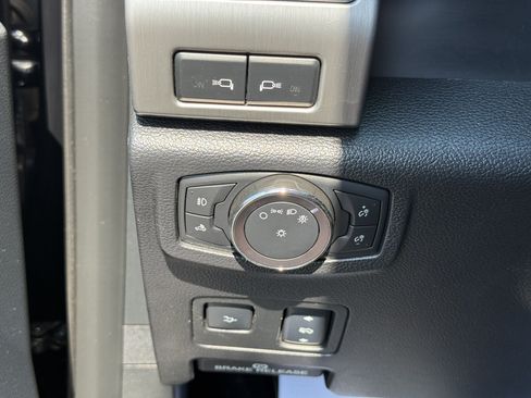 Used 2017 Ford F250 Platinum w/ Platinum Ultimate Package AWD/4WD image 37