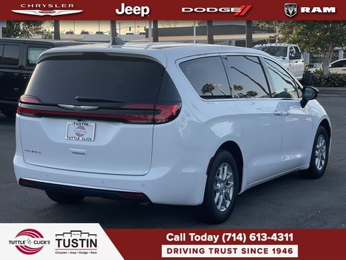 New 2026 Chrysler Pacifica Select FWD image 6