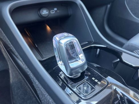 Used 2025 Volvo XC40 B5 Plus AWD/4WD image 19