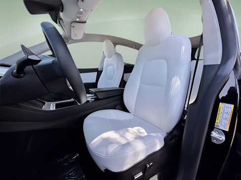 Used 2022 Tesla Model Y Long Range AWD/4WD image 6