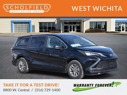 Used 2024 Toyota Sienna LE image 1