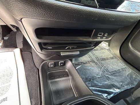 Used 2019 Chrysler Pacifica Limited w/ Advanced Safetytec Group FWD image 11