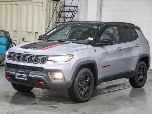 Used 2023 Jeep Compass Trailhawk image 3