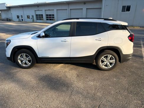 Used 2022 GMC Terrain SLE w/ Driver Convenience Package AWD/4WD image 3