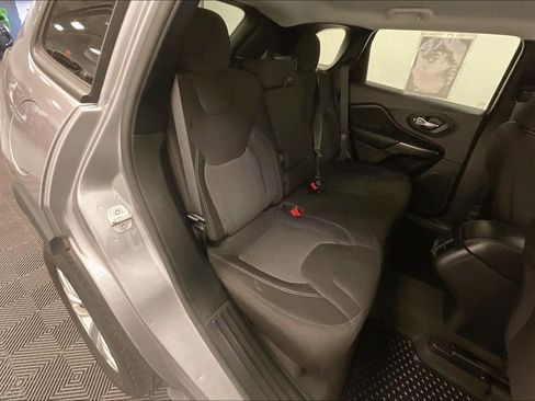 Used 2020 Jeep Cherokee Latitude w/ Cold Weather Group image 16