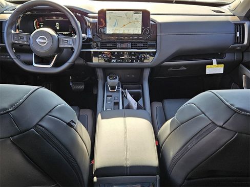 New 2025 Nissan Pathfinder Platinum image 6