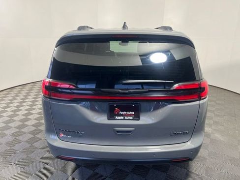 Certified 2025 Chrysler Pacifica Limited FWD image 8
