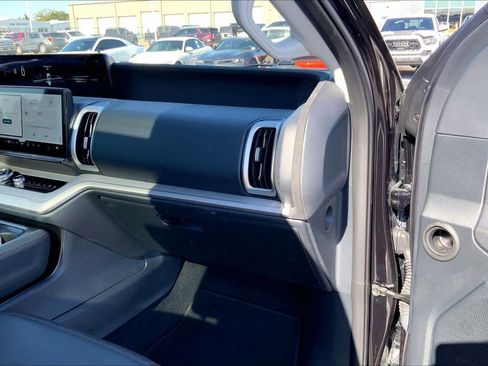 Certified 2025 Ford Expedition Active image 19