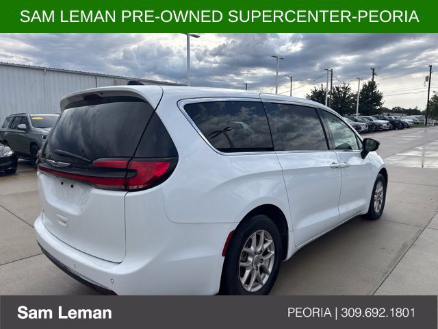 Used 2024 Chrysler Pacifica Touring-L FWD image 4