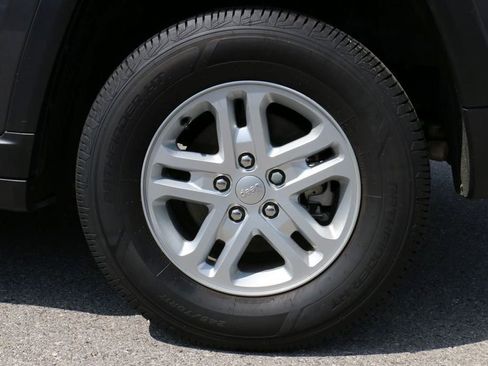 Used 2024 Jeep Grand Cherokee Laredo RWD image 9
