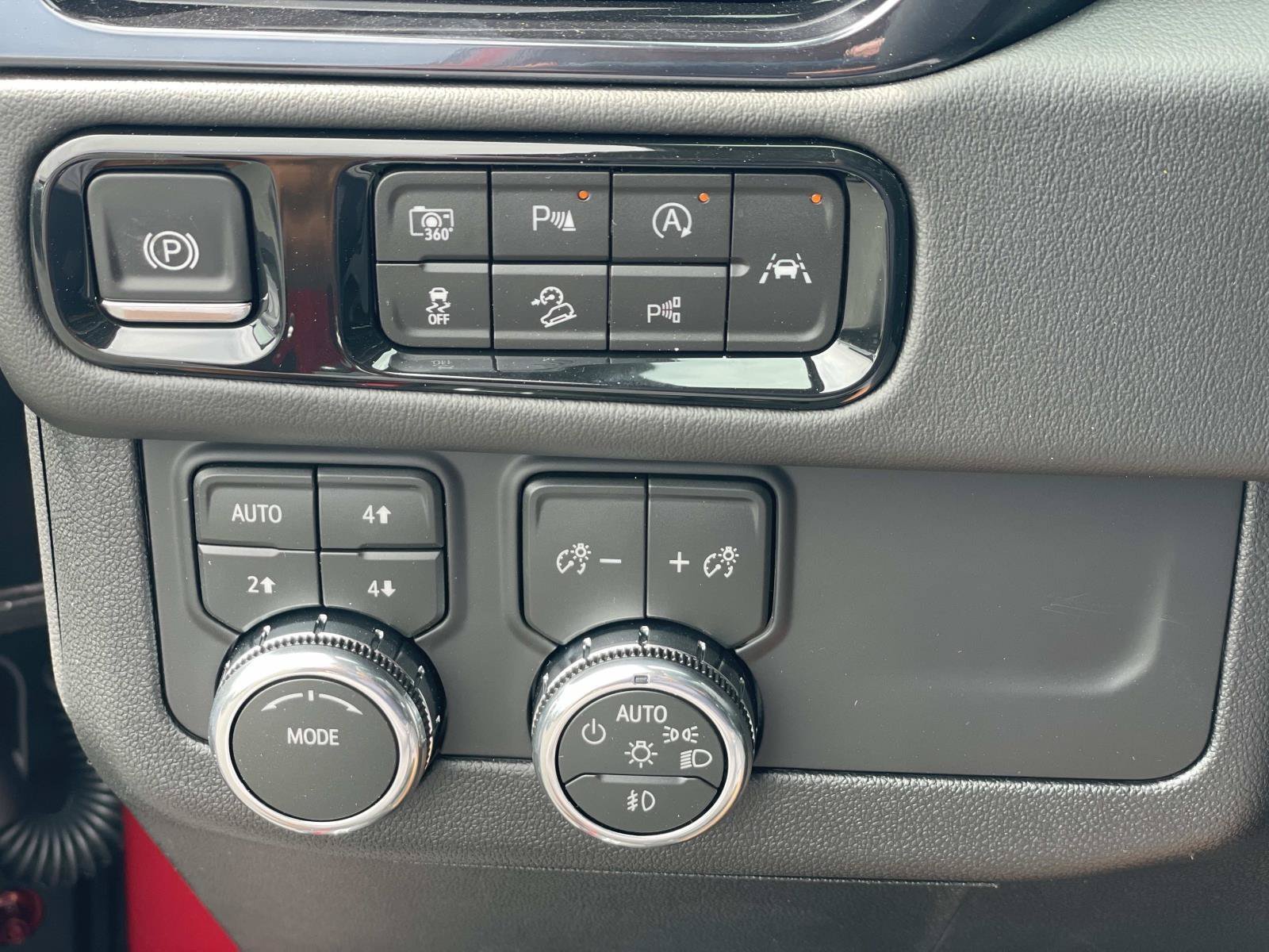 New 2026 GMC Yukon XL AT4 AWD/4WD image 18