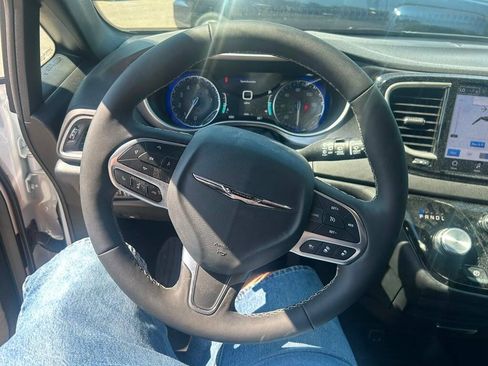 Used 2026 Chrysler Pacifica Select FWD image 13