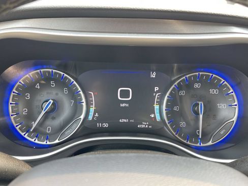 Used 2023 Chrysler Pacifica Touring-L FWD image 45