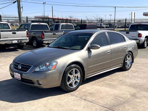 Used 2003 Nissan Altima 3.5 SE image 2