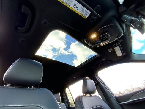 Certified 2025 Jeep Grand Cherokee L Limited w/ Luxury Tech Group II image 12