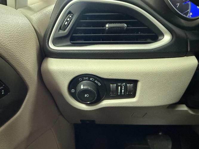 Used 2024 Chrysler Pacifica Touring-L FWD image 21