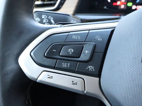 Used 2025 Volkswagen Atlas SE image 28