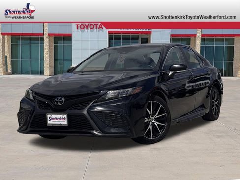 Used 2023 Toyota Camry SE FWD image 1