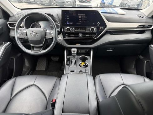 Used 2023 Toyota Highlander XLE FWD image 22