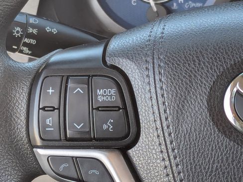 Used 2020 Toyota Sienna LE w/ Carpet Mat Package image 23