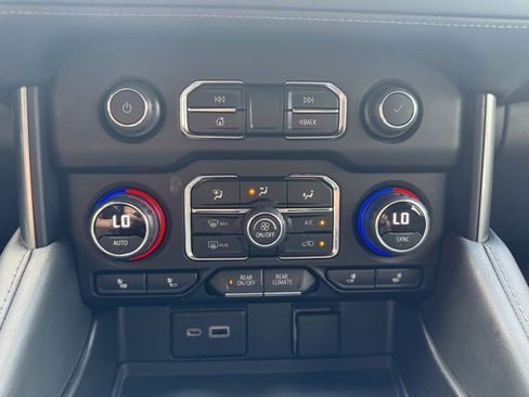 Used 2022 Chevrolet Suburban Z71 w/ Luxury Package image 27