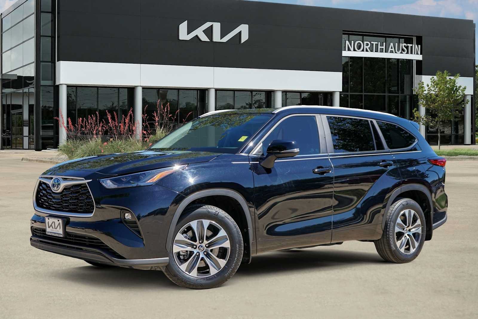 Used 2023 Toyota Highlander XLE FWD image 1