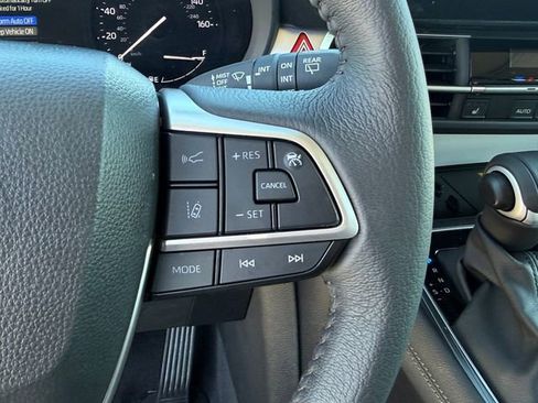 Used 2025 Toyota Sienna XLE image 19