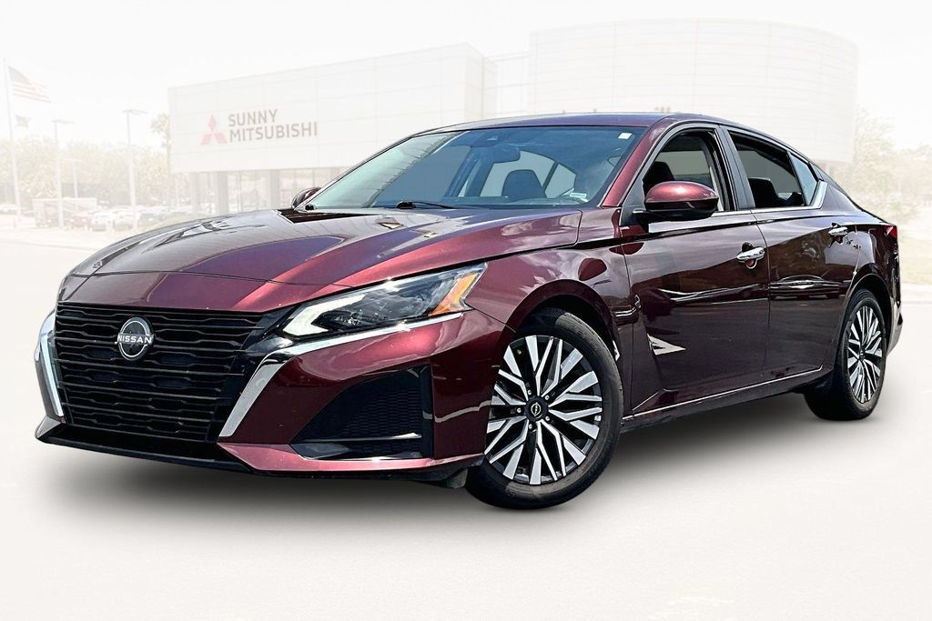 Used 2024 Nissan Altima 2.5 SV w/ SV Premium Package FWD image 1