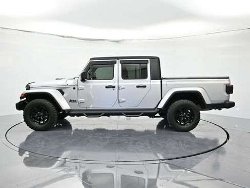 Used 2022 Jeep Gladiator Willys image 8