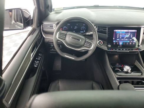 Used 2023 Jeep Wagoneer L Series II AWD/4WD image 14