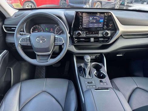 Used 2022 Toyota Highlander XLE image 17