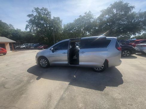 Used 2017 Chrysler Pacifica Touring w/ Tire & Wheel Group FWD image 55