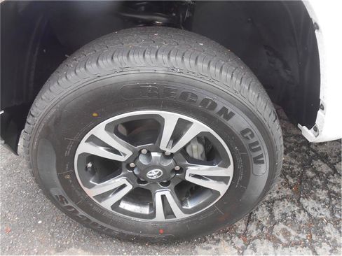 Used 2018 Toyota Tacoma TRD Sport image 21