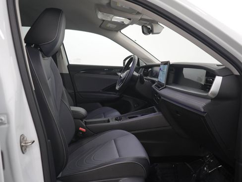 Used 2026 Volkswagen Tiguan SE AWD/4WD image 13
