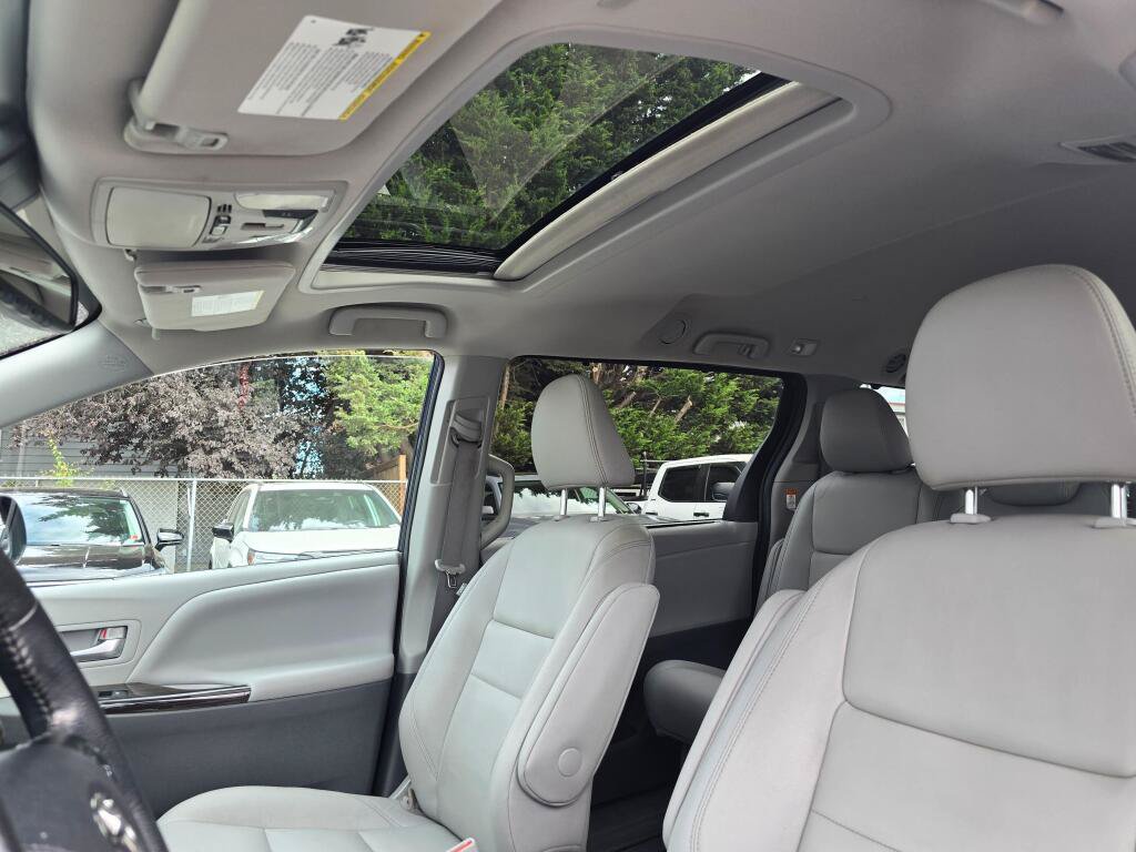 Used 2020 Toyota Sienna XLE w/ XLE Navigation Package FWD image 20