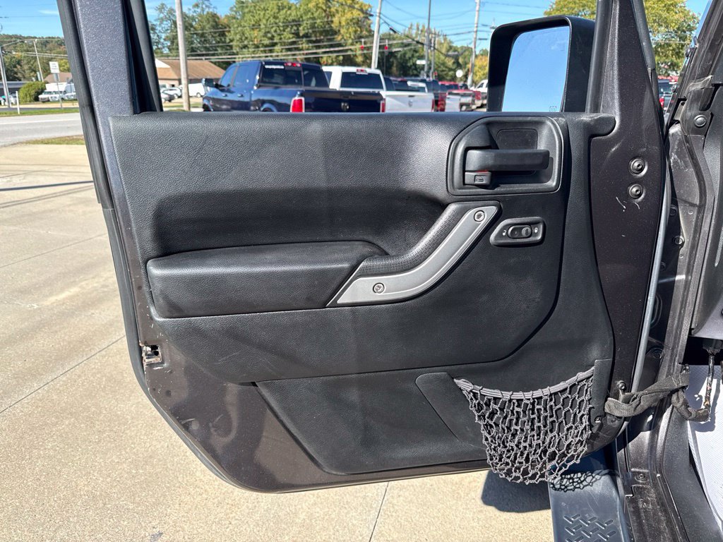 Used 2017 Jeep Wrangler Unlimited Sahara w/ Connectivity Group AWD/4WD image 24