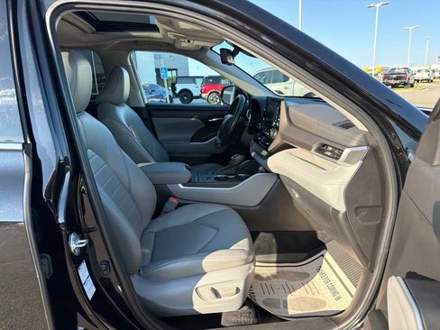 Used 2022 Toyota Highlander XLE AWD/4WD image 22